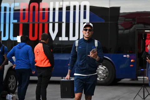 Carlos Salcedo no se olvida de Cruz Azul: su inesperada reacción ante la foto oficial del equipo