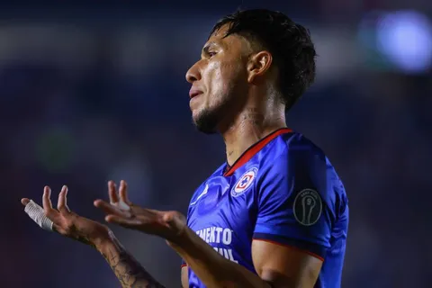 En Cruz Azul hay dudas sobre la salida de Carlos Salcedo