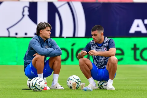 Insólito: Se traba la venta de Erik Lira de Cruz Azul tras una noticia histórica para el jugador