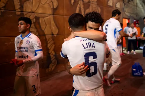 Erik Lira estaría viviendo sus últimos días como jugador de Cruz Azul.