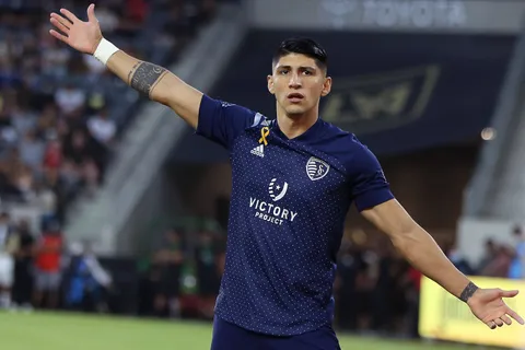 Alan Pulido renovó su contrato con Kansas City