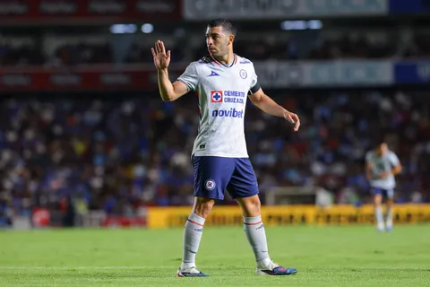 La salida de Erik Lira de Cruz Azul aún no tiene un destino claro.