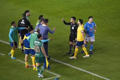 América estuvo cerca de defender al árbitro Adonai Escobedo en incidentes con jugadores de Cruz Azul