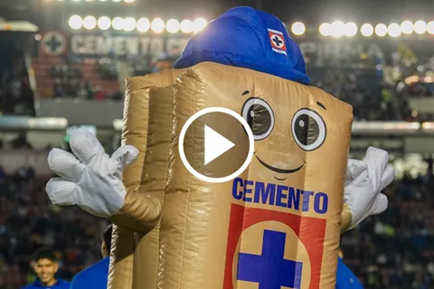 No se vio en TV: ¿Costalito se burló de Chicharito Hernández en el Cruz Azul vs. Chivas?