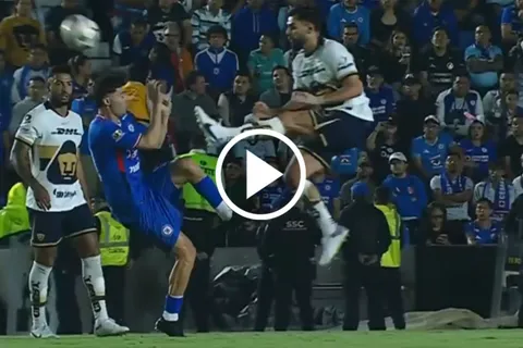 ¡Arbitraje ya ayudó a Pumas! La terrible falta sobre José Paradela por la que el VAR no expulsó a Rubén Duarte