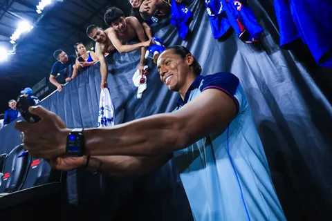 El cariño de la gente fue retribuido por el entrenador.