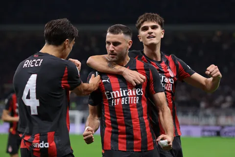 Santi Giménez encuentra en otro sudamericano a un nuevo amigo en AC Milan.