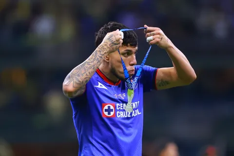 Carlos Salcedo volverá a Cruz Azul: la fecha en la que se espera al defensor central