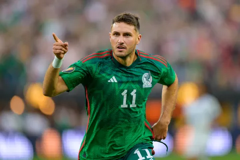 Santiago Giménez fue suplente en la victoria ante Ghana