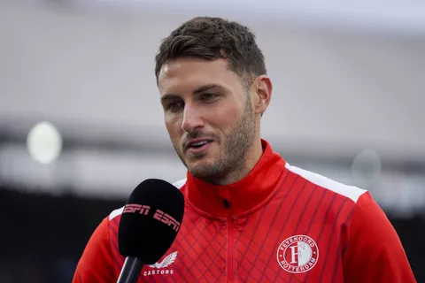 Santi regresó a Feyenoord con gol.