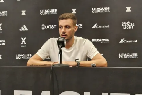 El entrenador habló de todo en la conferencia de prensa.