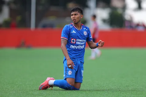 El hermano de Orbelín Pineda volvió a jugar con Cruz Azul.,