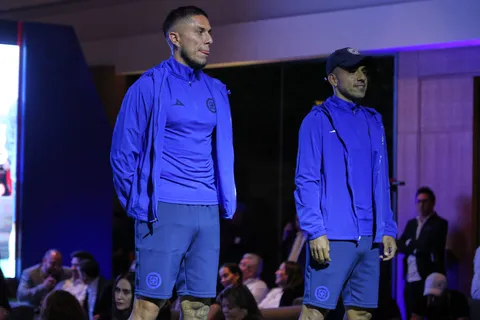 MERCADO 2023 | Carlos Salcedo 'hace' de directivo y pide el fichaje de un ex jugador del Pachuca