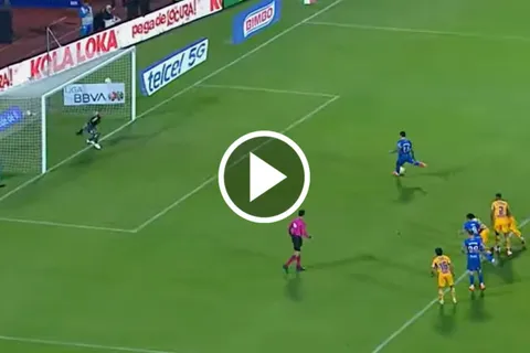 Al Toro Fernández no le tembló el pulso y marcó su 9° gol de la temporada.