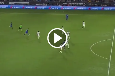 José Paradela casi anota un golazo de 30 metros ante LA Galaxy.
