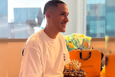 El inesperado regalo de cumpleaños que recibió Uriel Antuna