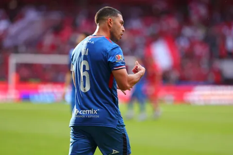 Erik Lira asoma como la voz líder del vestidor y habla de los objetivos de Cruz Azul.