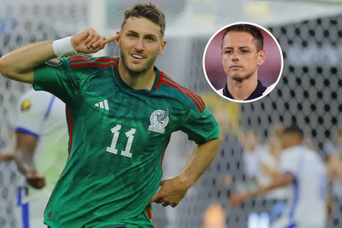 Santi Giménez "revive" a Chicharito.