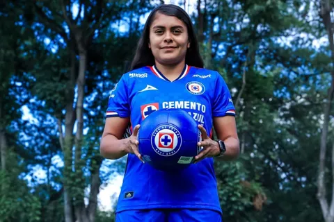 La salvadoreña llega en un momento de muchas salidas.