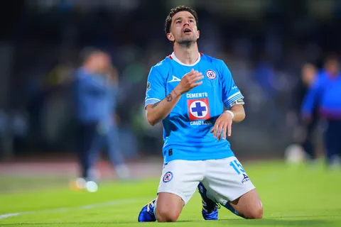 Nacho Rivero hizo el gol de Cruz Azul y a los minutos fue expulsado por una dura entrada.