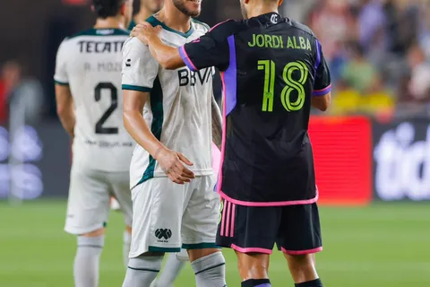 El cálido saludo entre Jordi Alba y Gonzalo Piovi en el All-Star Game