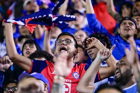 Afición de Cruz Azul desafió a la del América con una contundente manta.