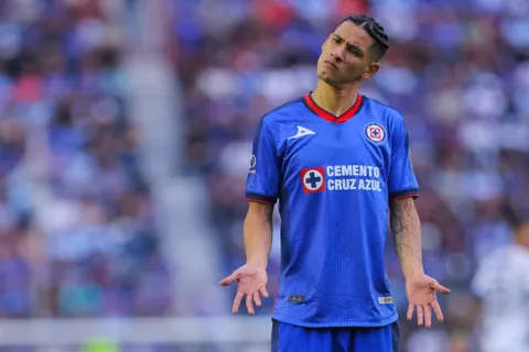 Se revela la razón por la que Cruz Azul aún no define la venta de Uriel Antuna al AEK de Atenas