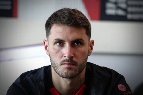 Santi Giménez se prepara para una nueva temporada con el AC Milan.