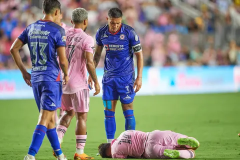 Carlos Salcedo considera que no hubo falta sobre Messi