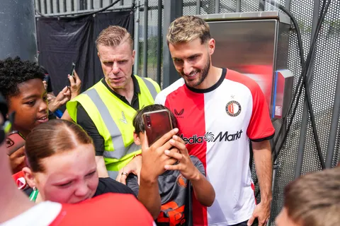 El Feyenoord está casi resignado y toma una decisión por el futuro de Santiago Giménez