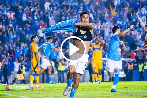 Sepúlveda se vistió de héroe para Cruz Azul.