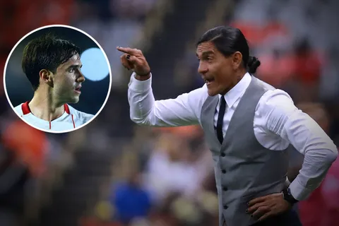 Paco Palencia cuestionó el fichaje de Agustín Palavecino hacia Cruz Azul.