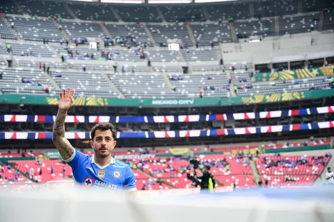 No se vio en TV: El ritual de Alan Mozo antes de debutar con Cruz Azul que se robó las miradas