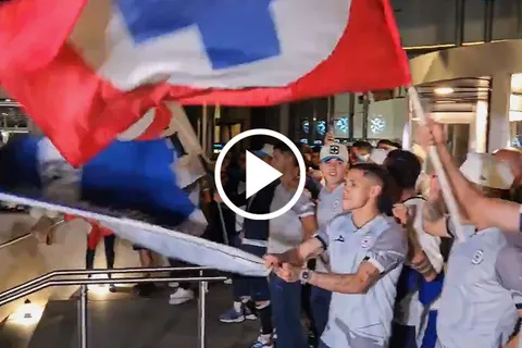Serenata previa al Cruz Azul vs. Rayados: Uriel Antuna agitó la bandera y la plantilla cantó con la afición