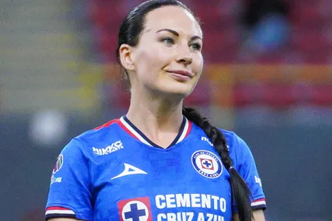La ex Liverpool podría continuar jugando en México.