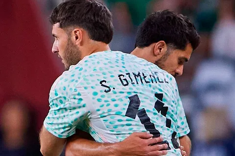 "Santi Giménez y Henry Martín deben jugar juntos", la propuesta para que el ex Cruz Azul no sea banca en el Tri