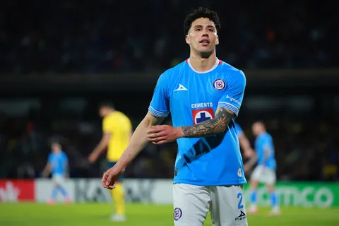 Jorge Sánchez salió de cambio en la final de Copa Oro por molestias.