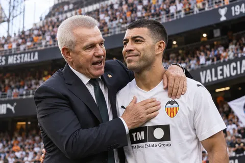 Javier Aguirre llegaría a Valencia y señalan a Lira como candidato a ir con él.