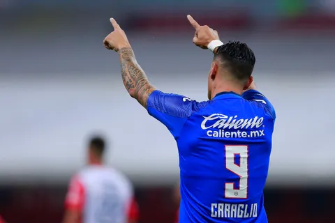 Milton Caraglio anotó el gol 10.000 del Estadio Azteca, con la playera de Cruz Azul.