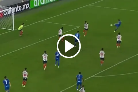 Nicolás Ibáñez puso el 3-2 en favor de Cruz Azul ante Rayados, máximo rival de su ex equipo.