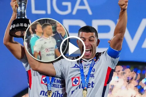 El ex Pumas levantó el trofeo delante de la afición local...