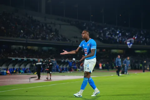 Willer Ditta no habría cerrado la puerta a salir de Cruz Azul.