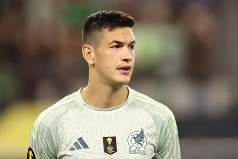 César Montes suena como refuerzo ideal para la defensa de Cruz Azul.