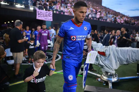 ¿Carlos Salcedo puede quedarse en Cruz Azul?