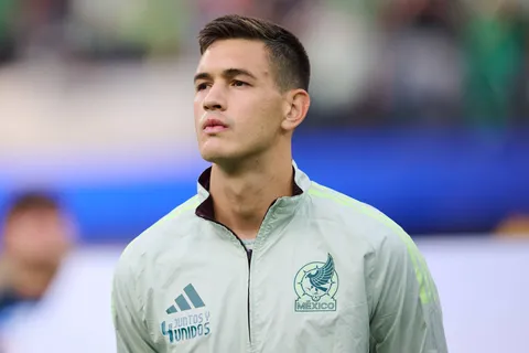 Así fue el supuesto guiño de César Montes a Cruz Azul en su presentación con el Lokomotiv de Moscú