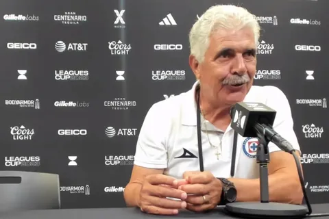 Joyita del Tuca Ferreti tras el triunfo de Cruz Azul. ¡DT bilingüe!