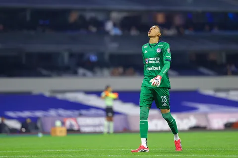 Kevin Mier tuvo una noche para el olvido ante Chivas con errores clave.