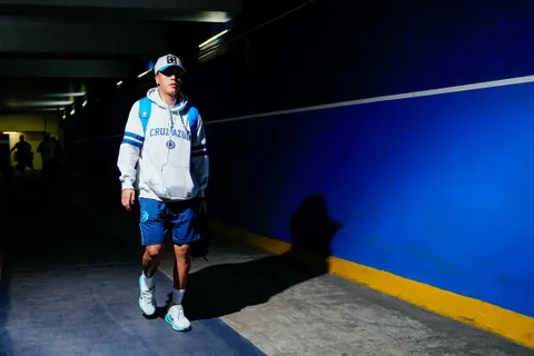 Amaury Morales será baja de Cruz Azul por todo el semestre.