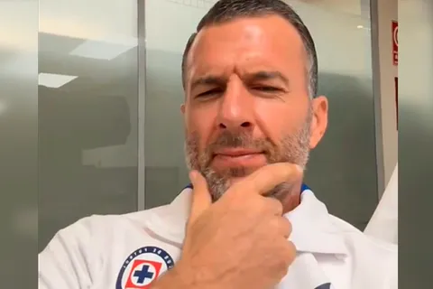 ¿Cuánto cuesta y dónde comprar la chamarra de Cruz Azul que presumió Tito Villa?
