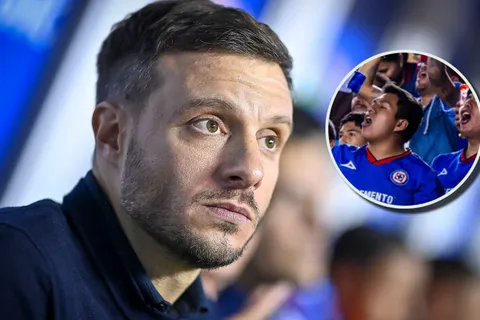 La afición pretende a un nombre en particular.